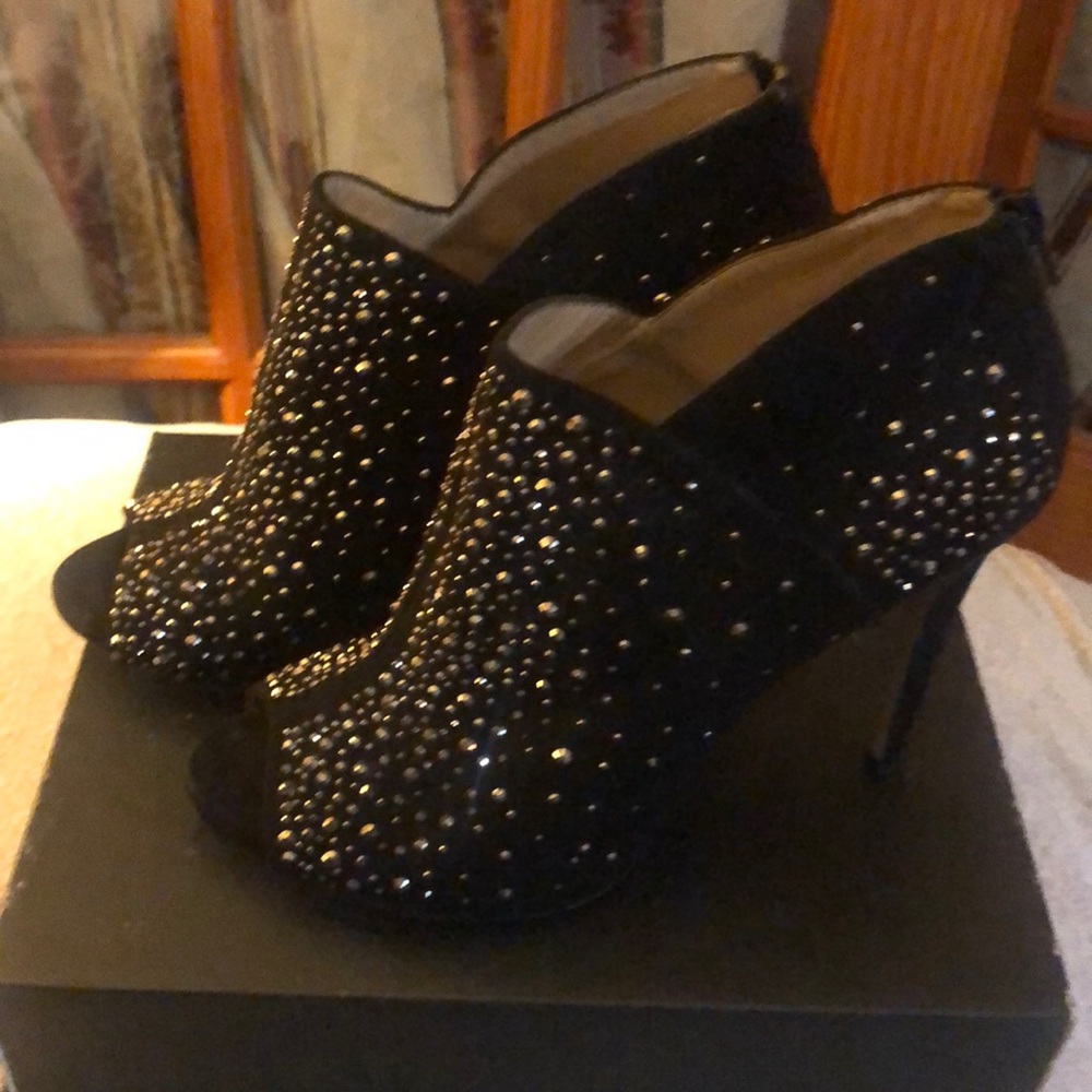 black Rhinestone Stilettos haven’t been worn.